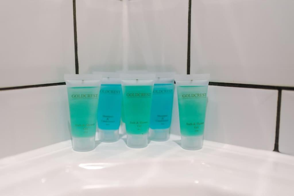 Luxury Oversized Apartment With Signature Bathroom 리즈 외부 사진