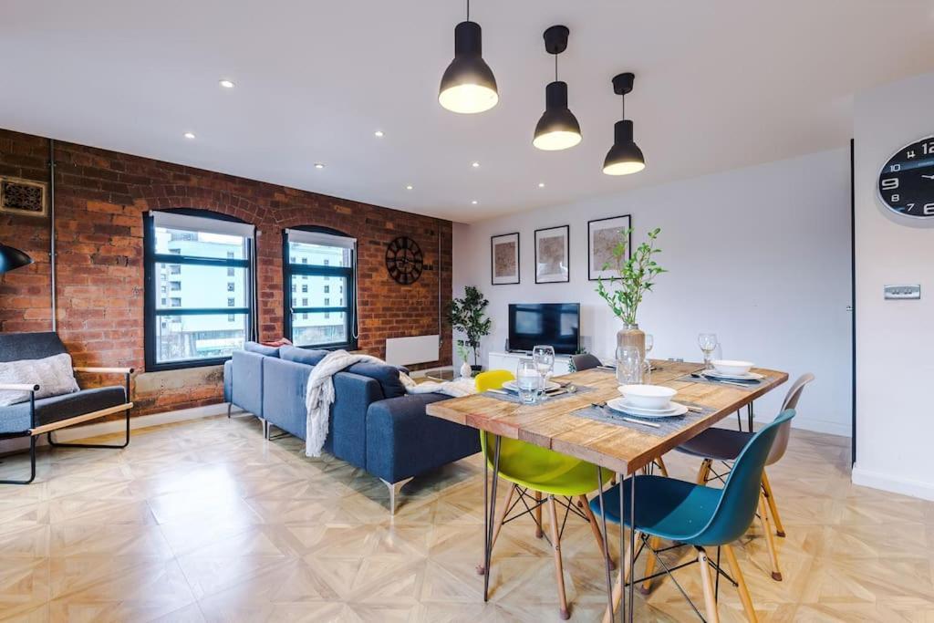 Luxury Oversized Apartment With Signature Bathroom 리즈 외부 사진