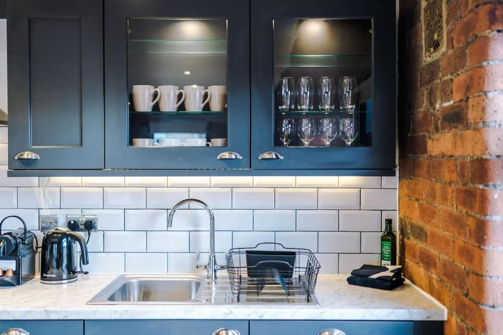 Luxury Oversized Apartment With Signature Bathroom 리즈 외부 사진