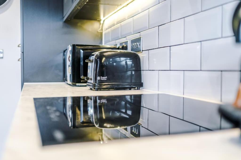 Luxury Oversized Apartment With Signature Bathroom 리즈 외부 사진