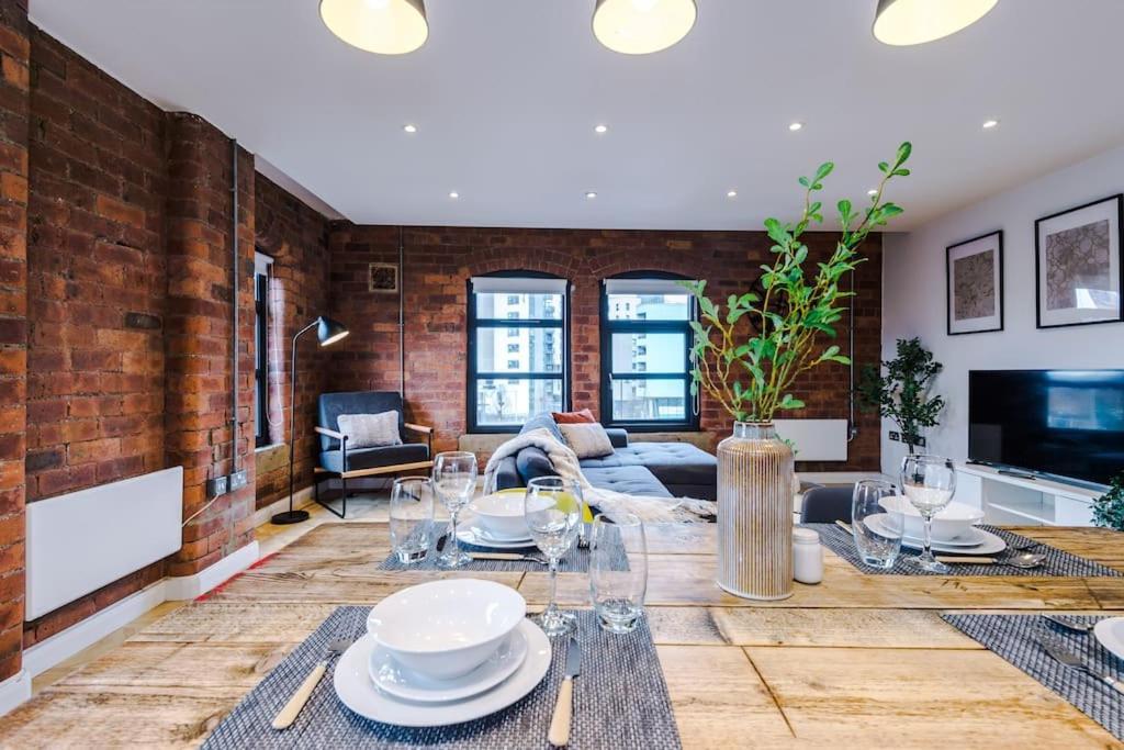 Luxury Oversized Apartment With Signature Bathroom 리즈 외부 사진