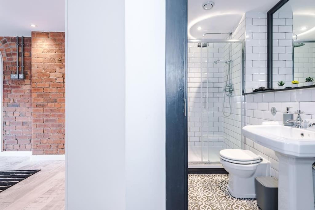 Luxury Oversized Apartment With Signature Bathroom 리즈 외부 사진