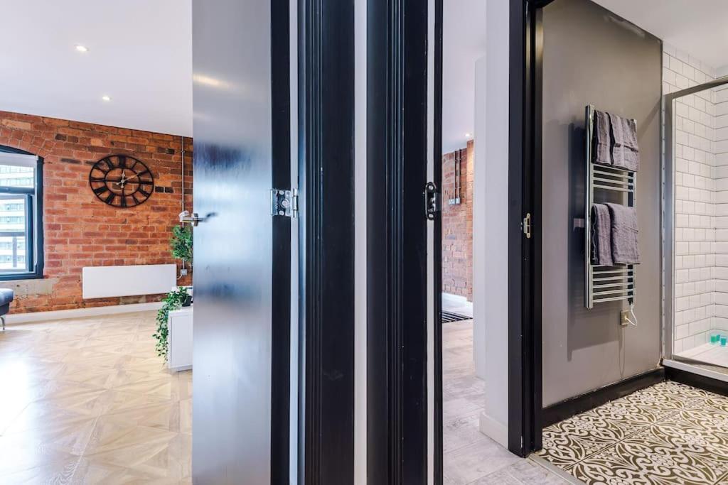 Luxury Oversized Apartment With Signature Bathroom 리즈 외부 사진