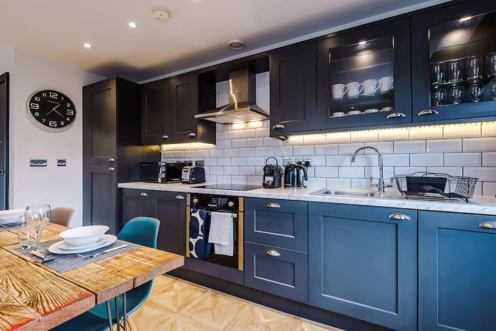 Luxury Oversized Apartment With Signature Bathroom 리즈 외부 사진