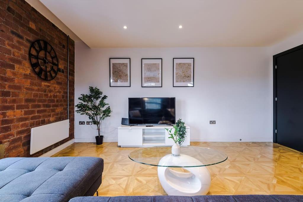 Luxury Oversized Apartment With Signature Bathroom 리즈 외부 사진