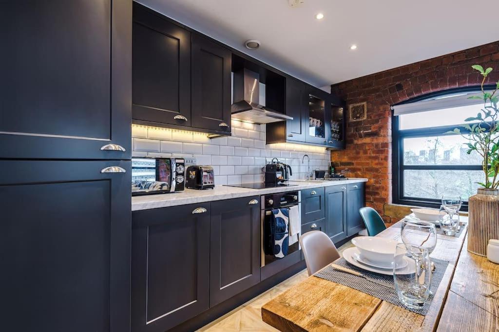 Luxury Oversized Apartment With Signature Bathroom 리즈 외부 사진
