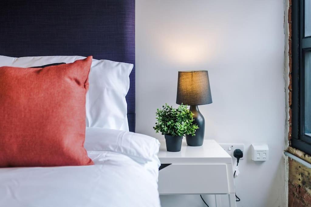 Luxury Oversized Apartment With Signature Bathroom 리즈 외부 사진