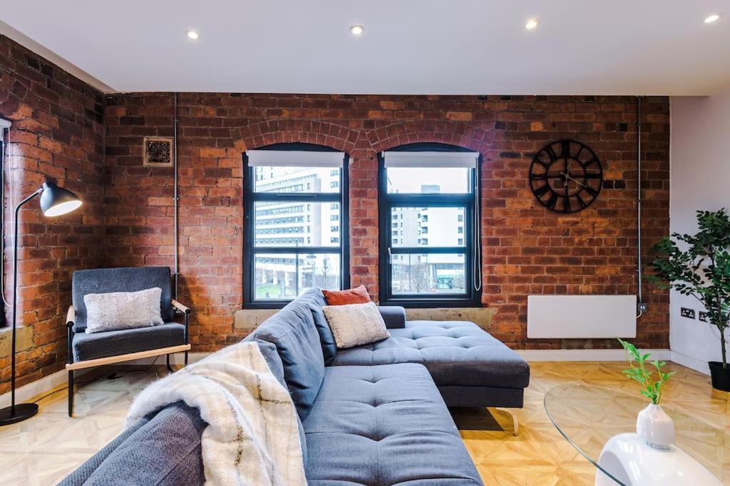 Luxury Oversized Apartment With Signature Bathroom 리즈 외부 사진