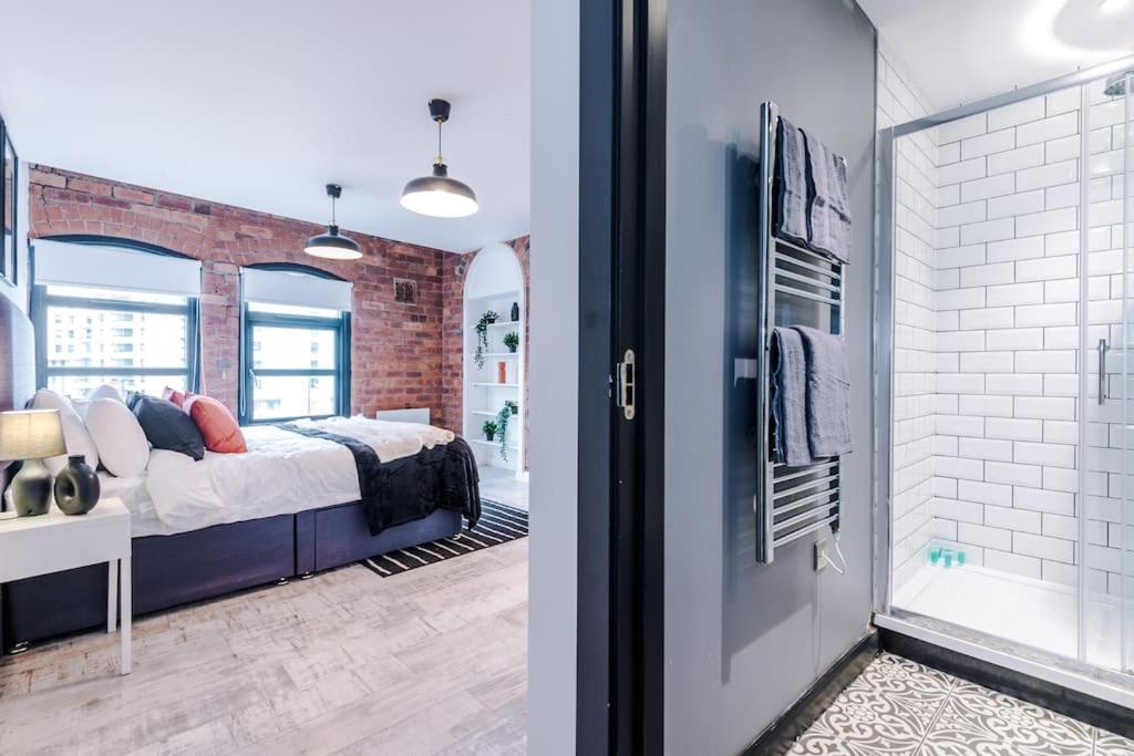 Luxury Oversized Apartment With Signature Bathroom 리즈 외부 사진