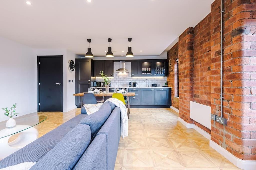 Luxury Oversized Apartment With Signature Bathroom 리즈 외부 사진