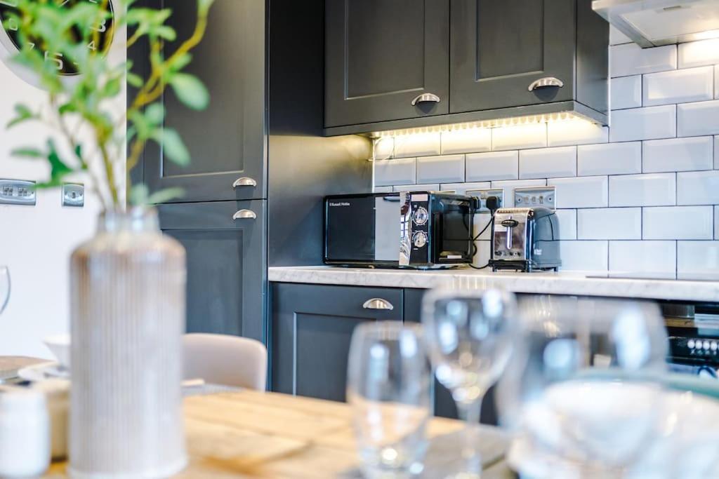 Luxury Oversized Apartment With Signature Bathroom 리즈 외부 사진