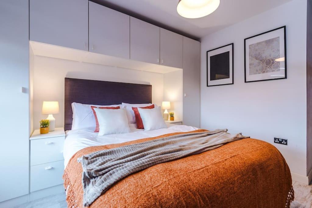 Luxury Oversized Apartment With Signature Bathroom 리즈 외부 사진