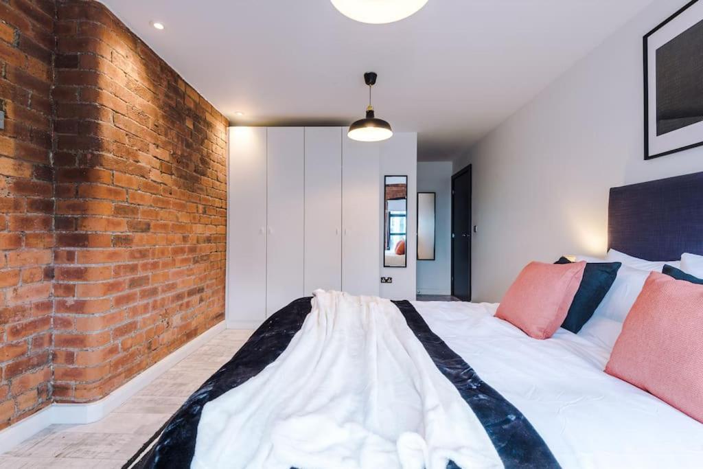 Luxury Oversized Apartment With Signature Bathroom 리즈 외부 사진