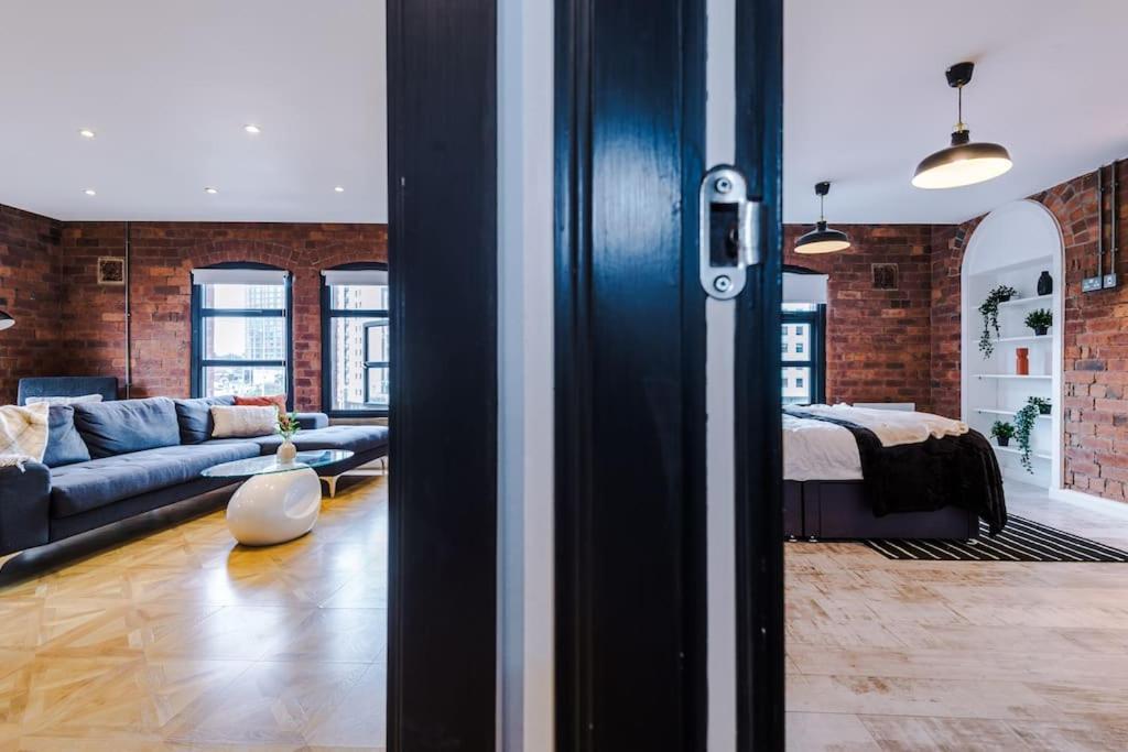 Luxury Oversized Apartment With Signature Bathroom 리즈 외부 사진