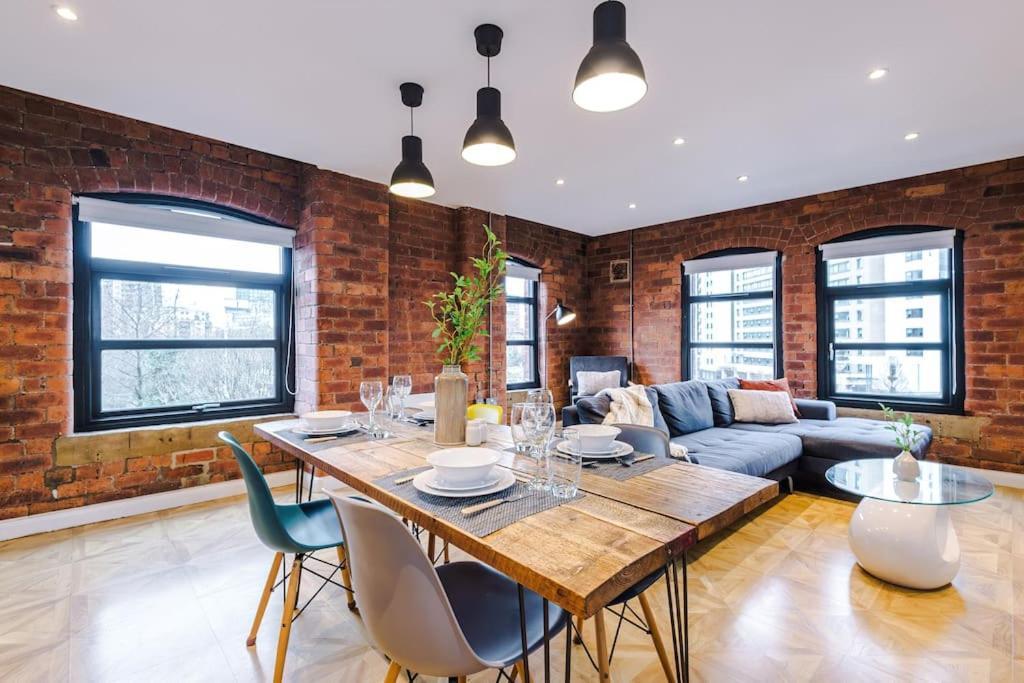 Luxury Oversized Apartment With Signature Bathroom 리즈 외부 사진
