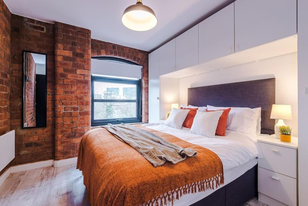 Luxury Oversized Apartment With Signature Bathroom 리즈 외부 사진
