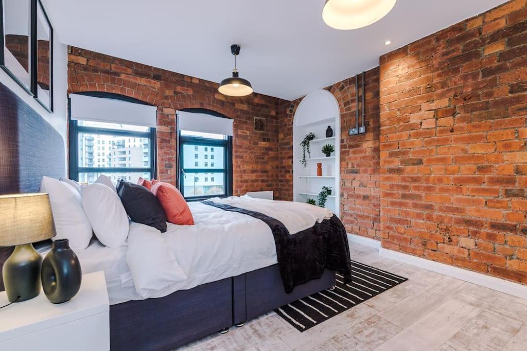 Luxury Oversized Apartment With Signature Bathroom 리즈 외부 사진