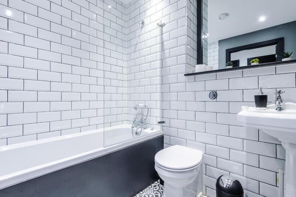 Luxury Oversized Apartment With Signature Bathroom 리즈 외부 사진