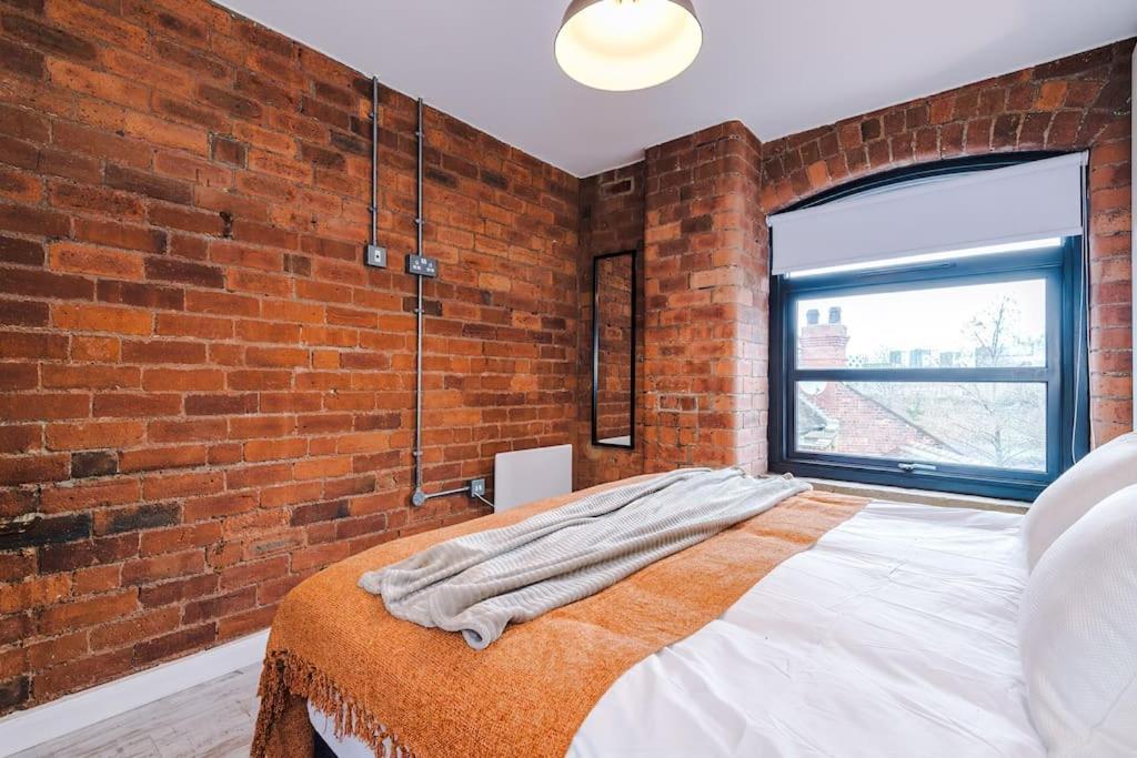 Luxury Oversized Apartment With Signature Bathroom 리즈 외부 사진