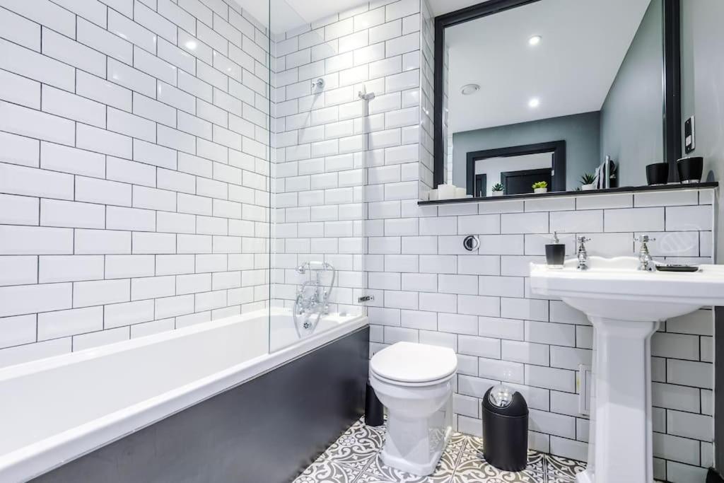Luxury Oversized Apartment With Signature Bathroom 리즈 외부 사진
