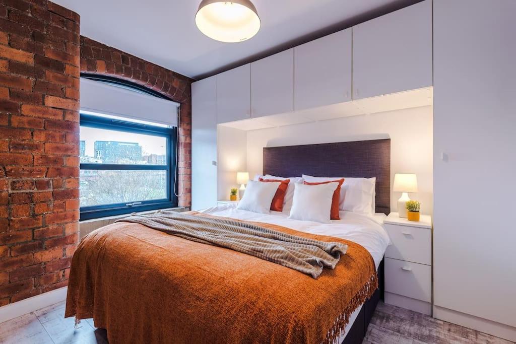 Luxury Oversized Apartment With Signature Bathroom 리즈 외부 사진