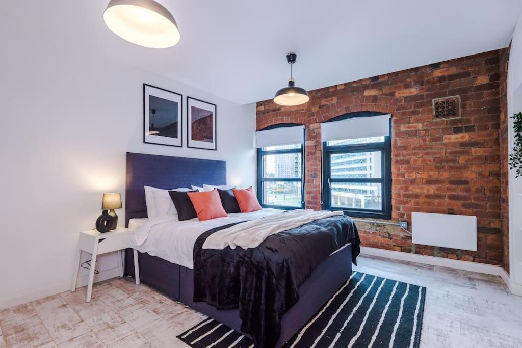 Luxury Oversized Apartment With Signature Bathroom 리즈 외부 사진