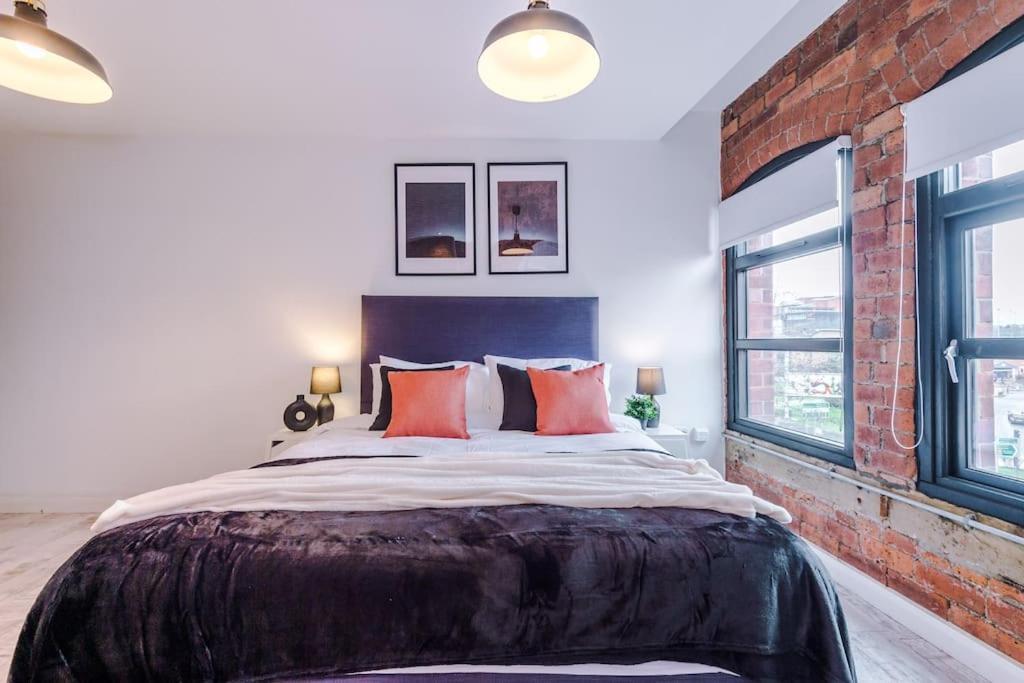 Luxury Oversized Apartment With Signature Bathroom 리즈 외부 사진