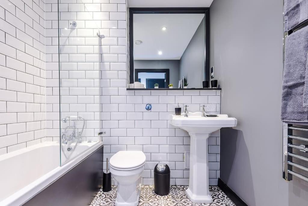 Luxury Oversized Apartment With Signature Bathroom 리즈 외부 사진