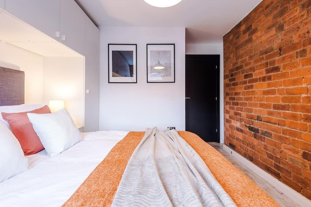 Luxury Oversized Apartment With Signature Bathroom 리즈 외부 사진