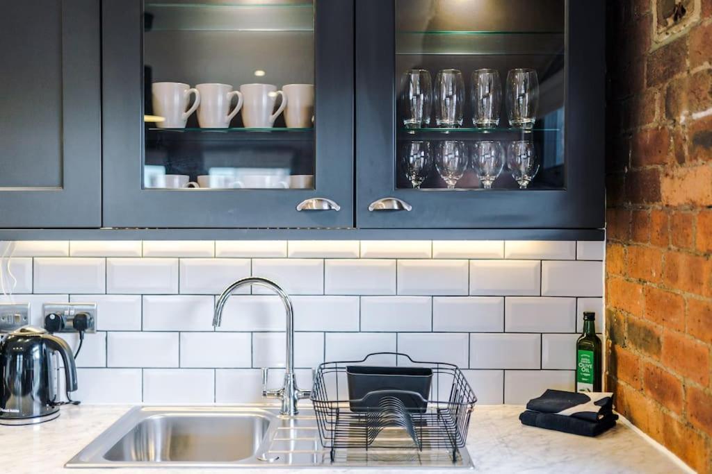 Luxury Oversized Apartment With Signature Bathroom 리즈 외부 사진