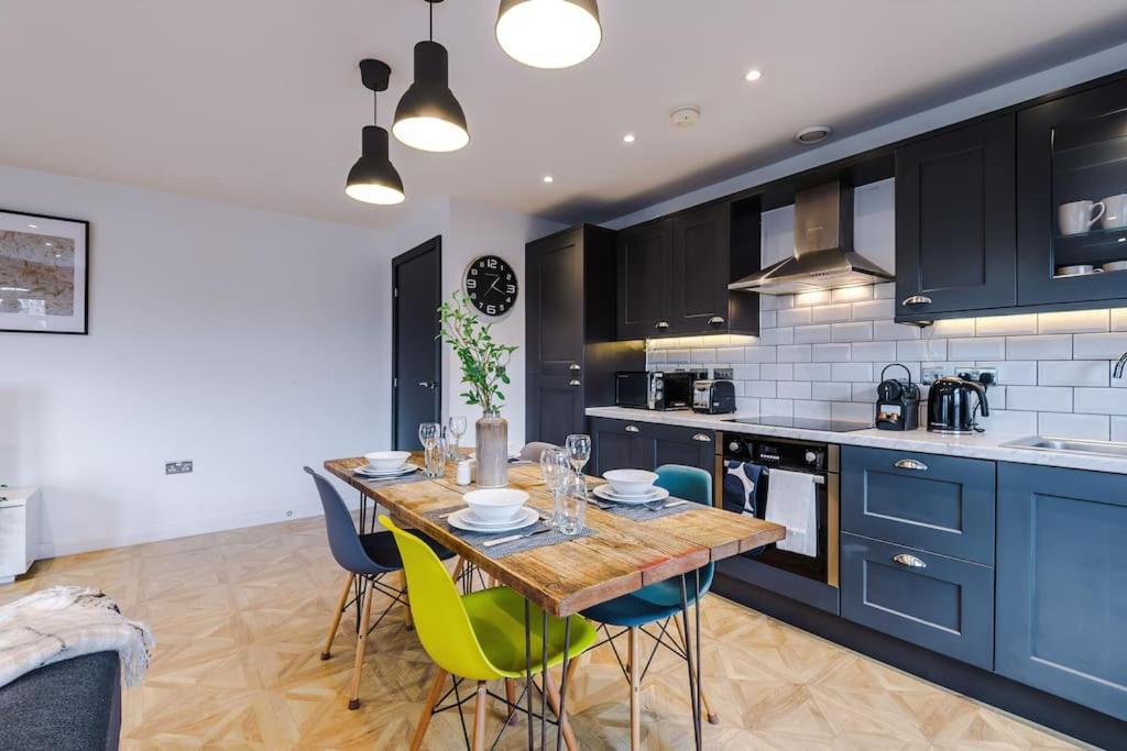 Luxury Oversized Apartment With Signature Bathroom 리즈 외부 사진