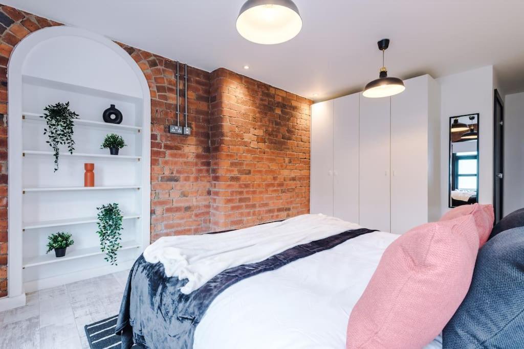 Luxury Oversized Apartment With Signature Bathroom 리즈 외부 사진