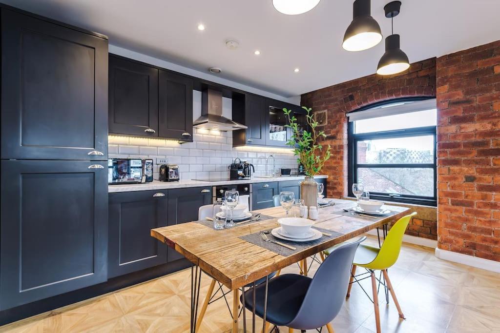 Luxury Oversized Apartment With Signature Bathroom 리즈 외부 사진