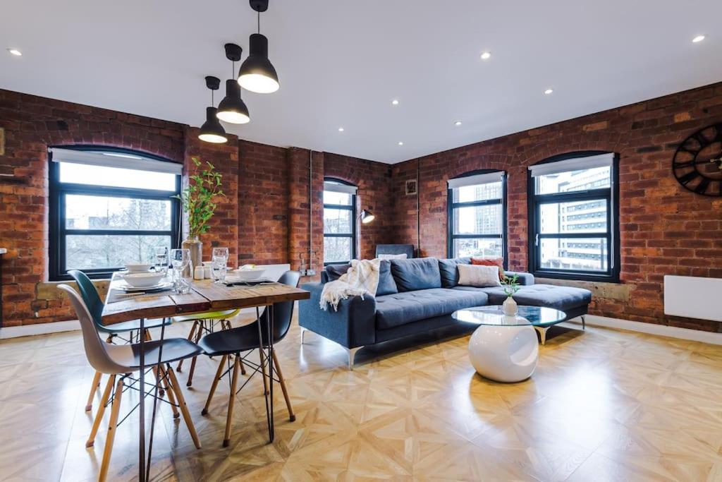 Luxury Oversized Apartment With Signature Bathroom 리즈 외부 사진