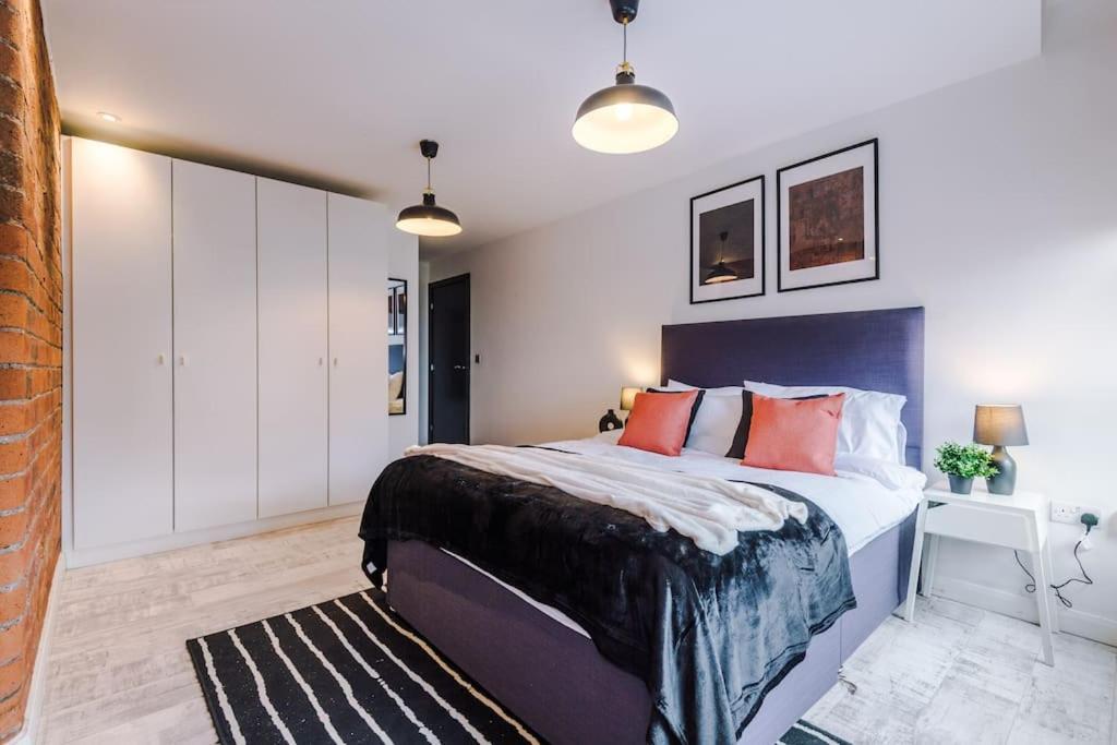 Luxury Oversized Apartment With Signature Bathroom 리즈 외부 사진