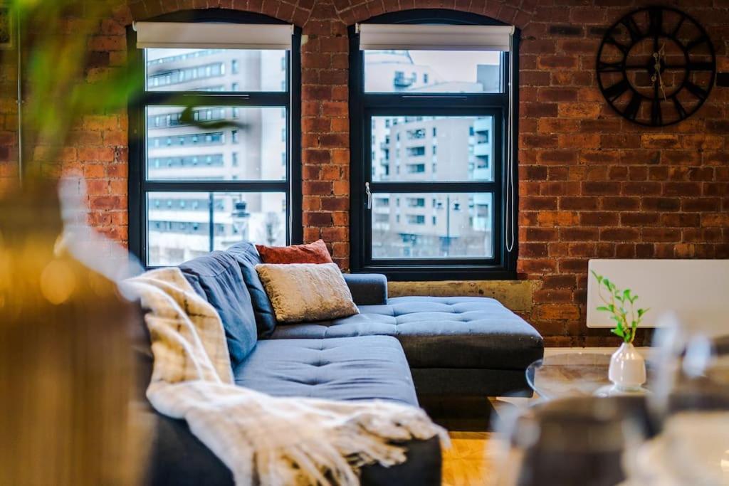 Luxury Oversized Apartment With Signature Bathroom 리즈 외부 사진