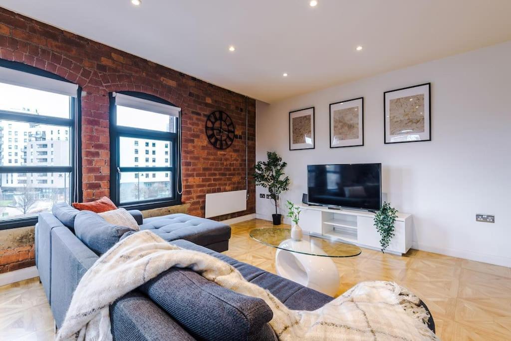 Luxury Oversized Apartment With Signature Bathroom 리즈 외부 사진
