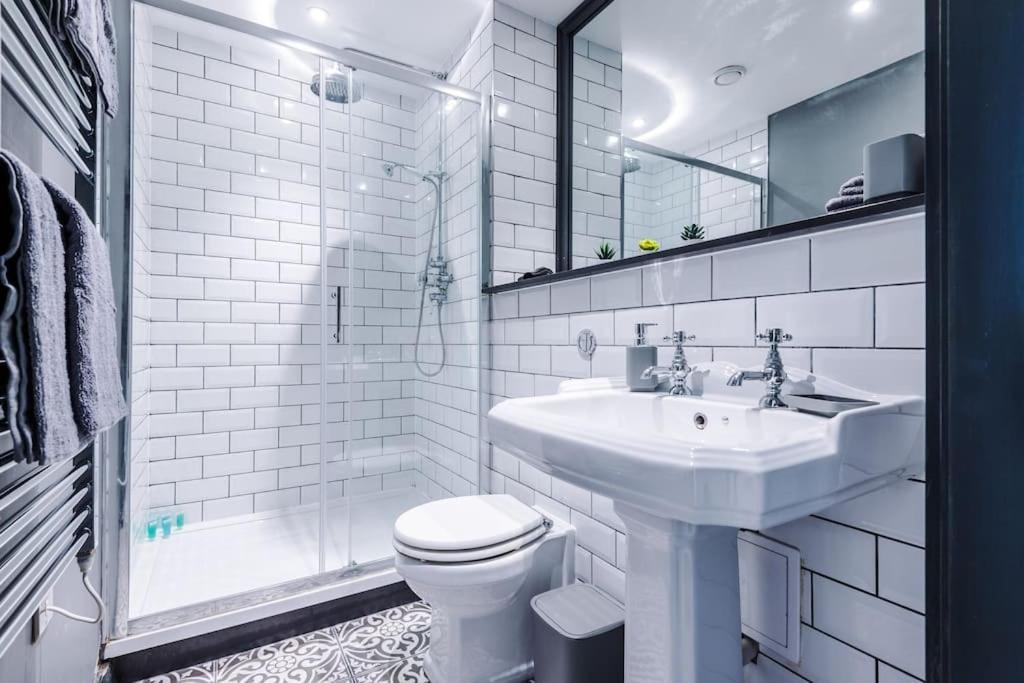 Luxury Oversized Apartment With Signature Bathroom 리즈 외부 사진