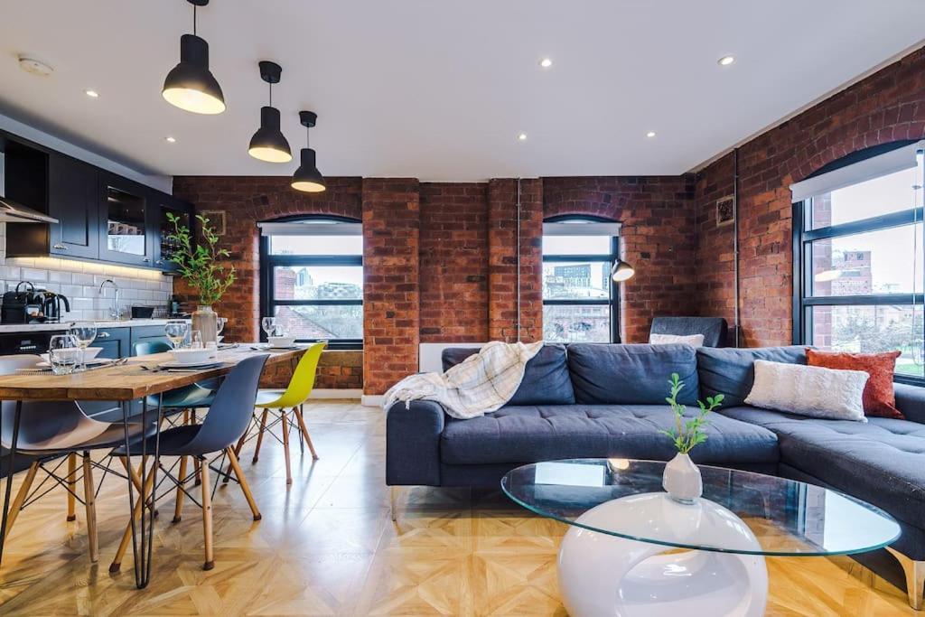 Luxury Oversized Apartment With Signature Bathroom 리즈 외부 사진